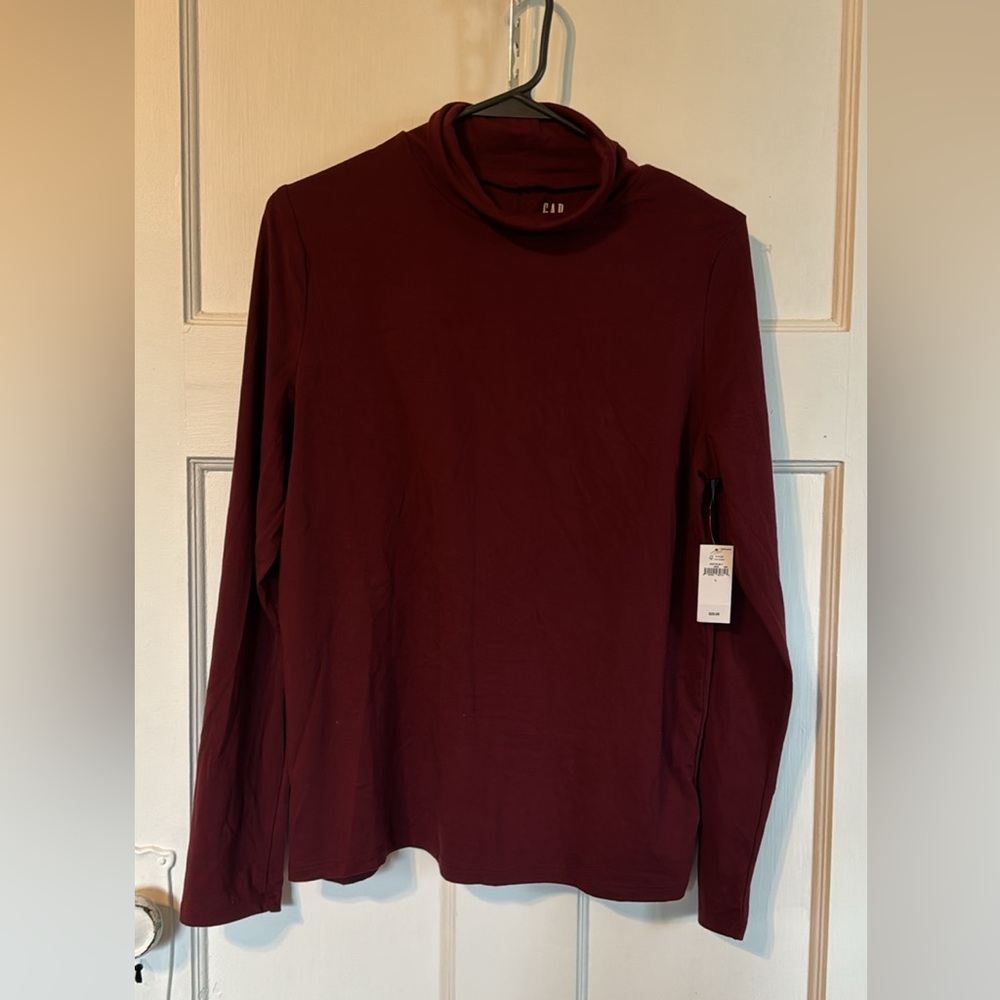 NWT GAP - lightweight long sleeve mock turtleneck in burgundy- size L